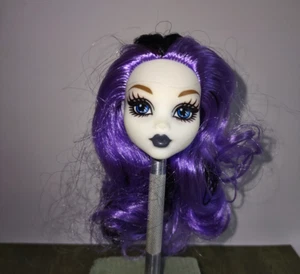 Monster High Puppenkopf mit lockigen lila & schwarzen Haaren - Bild 1 von 4