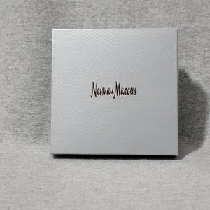 Caja de regalo Neiman Marcus plateada 5x5x1,75 - Imagen 1 de 10