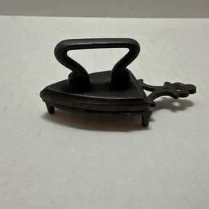 VINTAGE Mini Metal Cast Iron SAD IRON With TRIVET Salesman Sample~MINIATURE Toy - Picture 1 of 4