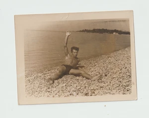 Hübscher Strand Badeanzug Herren Shirtless Badehose Barfüße Unrasierte Achseln Gay Int - Bild 1 von 2