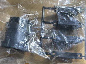 Eine Menge von VIER (4) AMP p/n 206512-1 runde Kunststoff Rückseite Schale in versiegelten Beuteln. - Bild 1 von 2