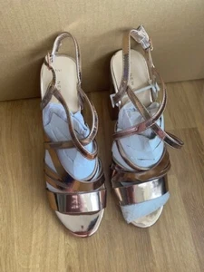 SANDALI DONNA NUOVO LOOK ORO ROSA CINTURINO TACCO A BLOCCO MISURA 8 UK - Foto 1 di 4