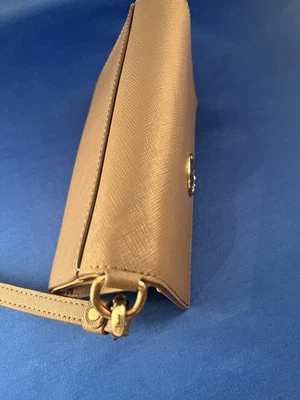 MUÑECA/CARTERA DKNY MONOGRAMA EN TAUPE Foto 1 de 4