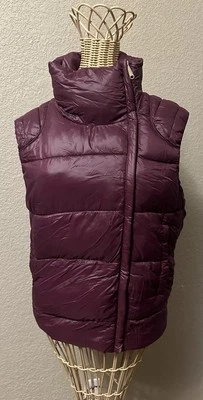 Женский большой жилет-пуховик Sam Edelman без рукавов винного цвета на молнии - Изображение 1 из 4