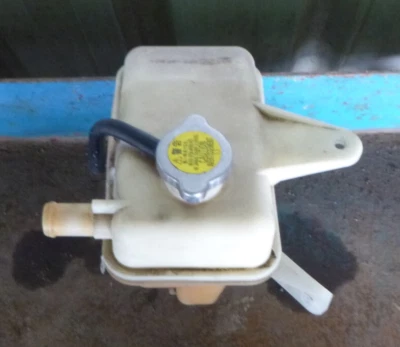 Botella de refrigerante de desbordamiento Mazda MPV 8/99-4/02 Foto 1 de 4