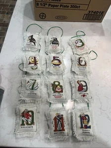 Vintage Handarbeit ~ 12 TAGE WEIHNACHTEN NADELSPITZE Kreuzstich KISSENSCHMUCK #2 - Bild 1 von 9