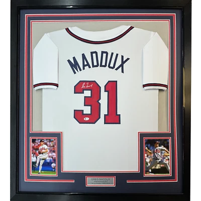 Camiseta blanca enmarcada autografiada/firmada Greg Maddux 35x39 Atlanta Beckett certificado de autenticidad BAS Foto 1 de 2