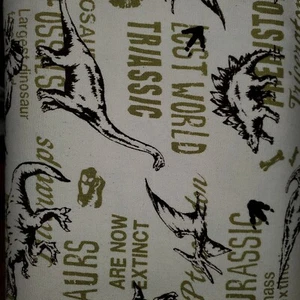 Sarga de dinosaurio verde marrón sobre crema por yarda algodón dinosaurios - Imagen 1 de 2