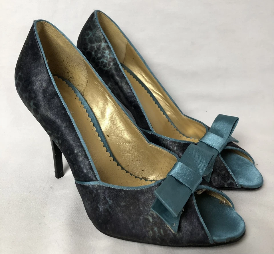 Zapatos de salón BCBG talla 8,5B gris tela negra cinta azul puntera abierta suelas de cuero Foto 1 de 4