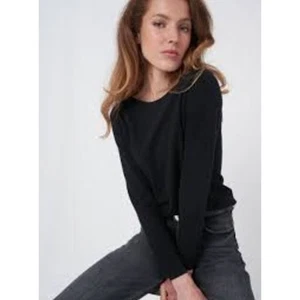 Line Knitwear Women's Scoop Neck Long Sleeve Cashmere Sweater Black Medium $279 - Picture 1 of 4