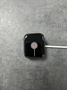 Apple Watch Series 6 44mm Space Grey Case - Czarny pasek sportowy (GPS) - Uszkodzony - Zdjęcie 1 z 6