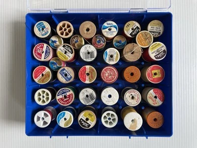 Lote de 30+ carretes de hilo de coser vintage en estuche con tapa Foto 1 de 4