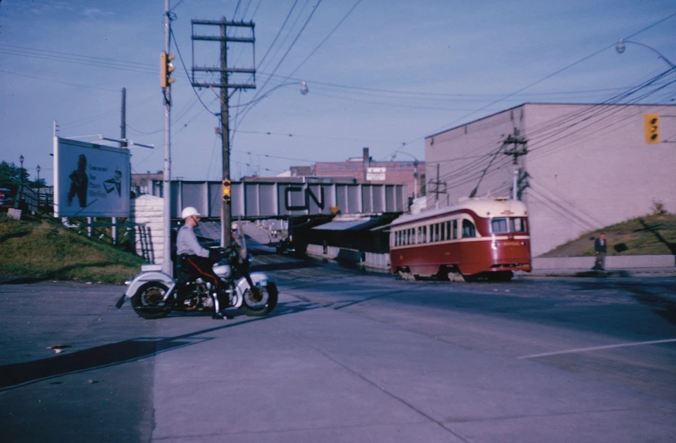 RARO 1966 ORIGINAL KODACHROME DIAPOSITIVA TORONTO TROLLEY ACCIÓN PUENTE CN lata de policía Foto 1 de 1