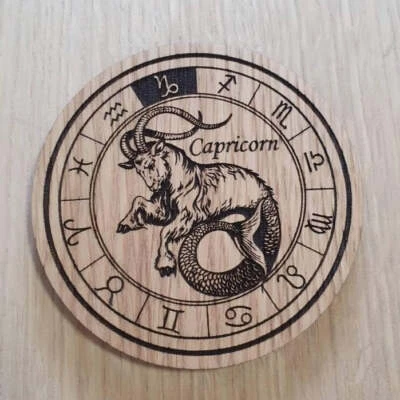 Montaña rusa de madera cortada con láser. Signos del zodiaco Capricornio signo estelar Foto 1 de 2