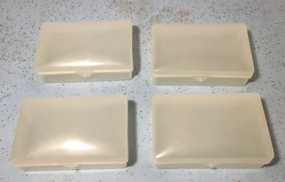 4 ВИНТАЖНЫХ ПЛАСТИКОВЫХ ДОРОЖНЫХ ДЕРЖАТЕЛЯ ДЛЯ МЫЛА ИЛИ КОНТЕЙНЕРЫ ДЛЯ РУКОДЕЛИЯ С ОТКИДНОЙ КРЫШКОЙ СДЕЛАНО В США - Изображение 1 из 4