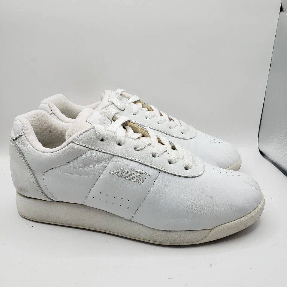Size 7 Women’s Avia Triple White Walking Sneaker Tennis shoes - Image 1 of 4