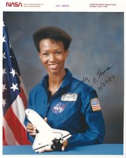 MAE JEMISON SIGNED 8x10 NASA PHOTO  STS 47  UACC & AFTAL RD SPACE AUTOGRAPH