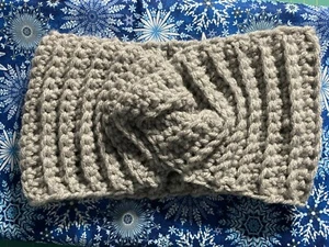 Crocheted Handmade Grey Front Twist Ribbed Head Ear Warmer Fits Ladies And Teens - Foto 1 di 2