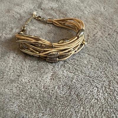 Pulsera Boho Cordón En Capas Tono Plata Dijes Borla Acento Cierre Tono Dorado Foto 1 de 4