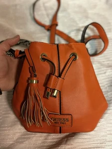 GUESS DEVYN BUCKET CROSSBODY ORANGE LEATHER BAG - Afbeelding 1 van 4