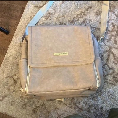 Mochila cuadrada Petunia Pickle Bottom gris mate cuero sintético bolsa de pañales usada Foto 1 de 4