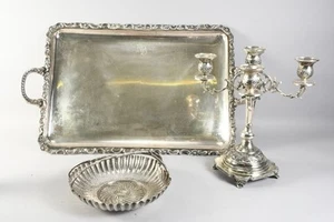 C11E65- Konvolut Metall versilbert Tablett Kerzenleuchter Henkelschale - Bild 1 von 12