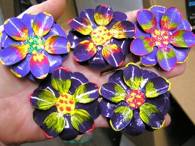 CINCO flores planas de metal para manualidades, joyas, adornos, detalles, morado Foto 1 de 3