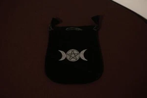Bolso con cordón de terciopelo negro pentagrama de luna triple - Imagen 1 de 1