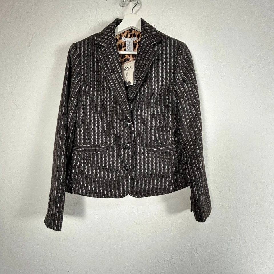 Jaqueta Blazer CAbi Feminina Preta Branca Listrada Tamanho 6 Forro de Leopardo #364 Nova - Imagem 1 de 4