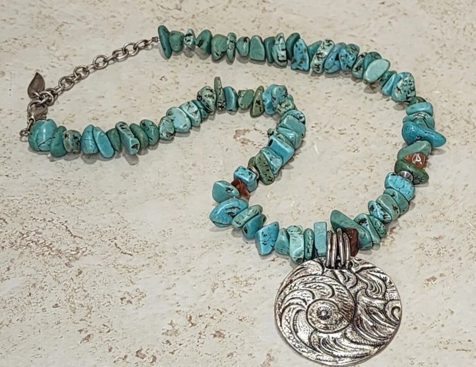 COLLAR TURQUESA VERDE GRUESO DE AGUA FRÍA CON COLGANTE GRANDE DE PLATA Foto 1 de 4