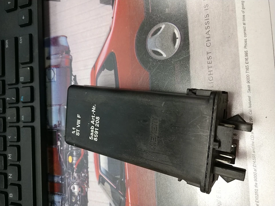 Módulo de control de relé de cerradura de puerta Saab 900 usado 8591208 1986 a 1994 Foto 1 de 1