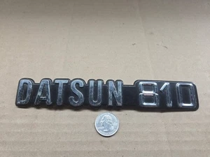 Datsun OEM 810 Vintage Emblema Insignia Logo Placa de identificación Nombre Insignia 78895 U8700 - Imagen 1 de 3