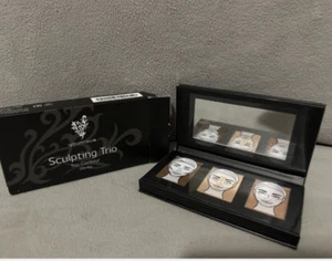 Younique SCULPTING TRIO~ CONTOUR & HIGHLIGHT Palette- MEDIUM~New In Box - Picture 1 of 4