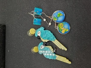 Lote F, 3 pendientes PR, loros azules, triángulos, mapa - Imagen 1 de 8