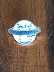 NEW YORK YANKEES UNIVERSUM CHARTER MITGLIED PIN - Bild 1 von 4