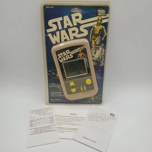 De colección 1991 Star Wars Portátil LCD Juego Micro Juegos MGA-220 CIB Funciona con Recibo - Imagen 1 de 9
