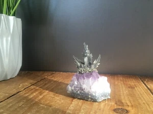 VINTAGE CANADIAN AMETHYST MAPLE LEAF CN RADIO TOWER CANADA ROMI WOLF ROCK ART - Picture 1 of 7