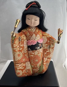 Vintage japanische Kimekomi Puppe Porzellan Gesicht Seide Brokat Kimono Fächer 10” T x 7” W - Bild 1 von 11