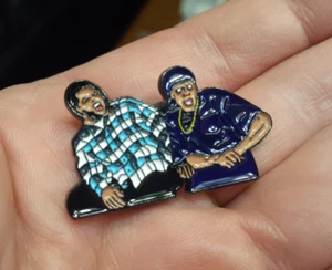 FRIDAY DAMN PIN Ice Cube Chris Tucker Craig Smokey film slogan meme cappello spilla - Foto 1 di 4