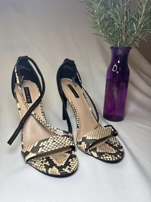 Sandalias Parker & Sky Serpiente Escarlata Repujada Tacones Altos Talla 8.5M Zapatos Foto 1 de 4