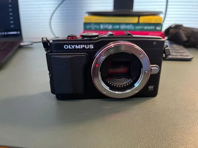 Cuerpo de cámara Olympus PEN Lite E-PL6 sin espejo MFT (Micro Cuatro Tercios) {16MP} Foto 1 de 4