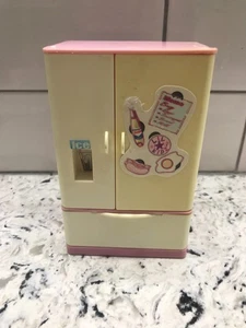 Muebles para casa de muñecas Lil Kidz 2002 refrigerador rosa - Imagen 1 de 6