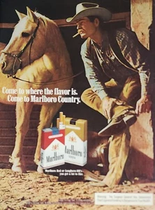 Imagen publicitaria de revista de cigarrillos Marlboro vaquero caballo granero fumar arte retro 1975 - Imagen 1 de 1