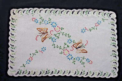 grand NAPPERON  ancien  BRODE MAIN  métis écru   papillons - Photo 1/4