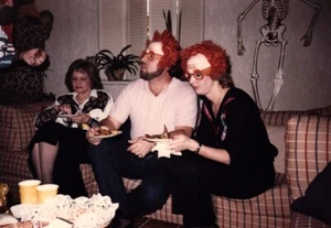Vintage 1985 Foto Halloween Party Paar Kostüm Streber Woody Allen Halbmaske - Bild 1 von 1