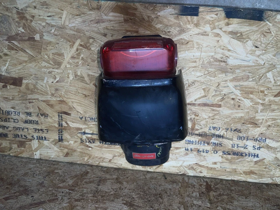 1978 铃木 GS750E 黑色后挡泥板护罩带尾灯 — 第 1/4 张图片