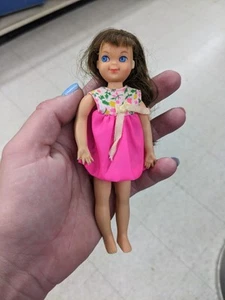 Barbie Tutti Puppe brünett mit Outfit ein grünes Ohr wie es ist  - Bild 1 von 6