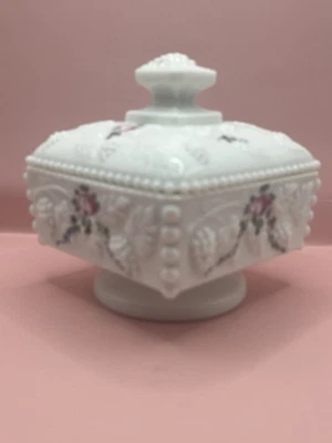 Plato de caramelo pedastal cubierto de vidrio de leche Westmoreland pintado a mano rosa uva de colección Foto 1 de 4