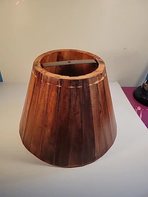 Pantalla de lámpara de madera de cedro rojo construida por artesanos se adapta a lámpara estándar Foto 1 de 4
