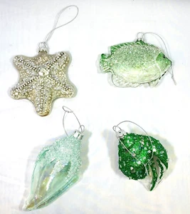 Demdaco 4-teiliges Glas Meer Thema Weihnachtsschmuck Set Glitzer Neu ohne Etikett Fischmuscheln - Bild 1 von 6